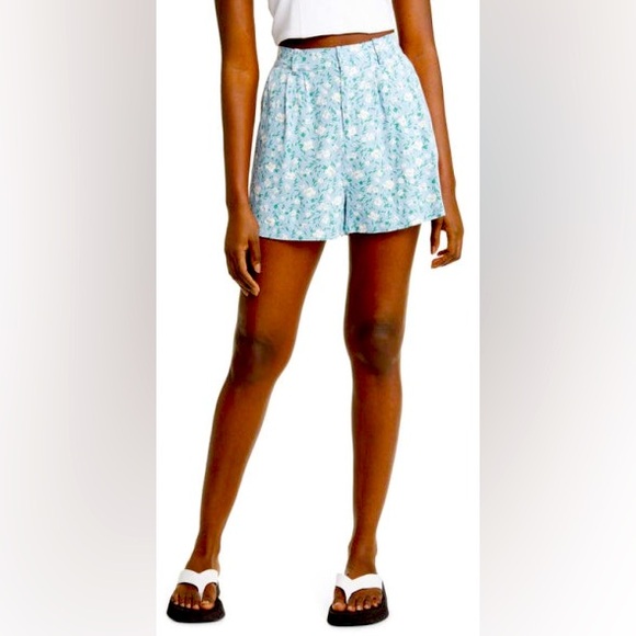 bp Pants - BP, Nordstrom. Floral Print Pleated Shorts in Blue Daisy Spray. Size Small.